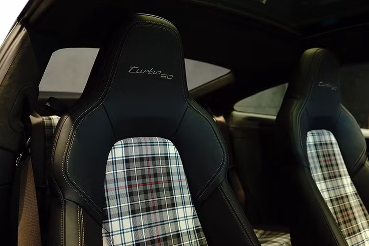 Khá thú vị là Porsche 911 Turbo 50 Years được phát triển trên biến thể 911 Turbo S (992.1), chứ không phải bản Turbo thường, vì thế xe sở hữu động cơ boxer 6 xy-lanh, tăng áp kép, dung tích 3.7 lít, cho ra công suất 650 mã lực và mô-men xoắn 800 Nm.