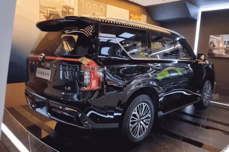 Xe sử dụng bộ mâm 20 inch đa chấu, tuy nhiên, với thân hình lớn, nhiều người đánh giá kích thước này vẫn chưa thật sự tương xứng, trong khi phiên bản cao cấp hơn có thể được trang bị mâm 22 inch.