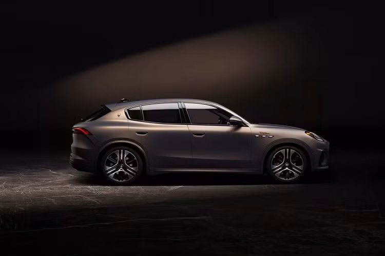 Dù chưa có thông báo chính thức từ nhà phân phối, một số đại lý Maserati tại Việt Nam đã bắt đầu nhận đặt cọc cho Grecale Folgore. Xe được nhập khẩu nguyên chiếc từ Ý, giá bán chưa được tiết lộ.