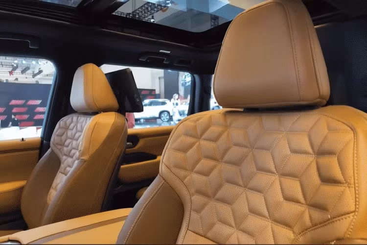 Màn hình trung tâm sử dụng hệ điều hành Google, có sẵn Google Maps, Apple CarPlay và Android Auto. Hệ thống âm thanh Klipsch 12 loa mang đến trải nghiệm giải trí cao cấp.