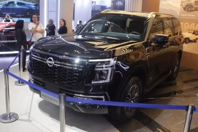 Chiếc xe trưng bày tại GIIAS 2025 thuộc phiên bản LE Titanium+, nhập khẩu từ thị trường Trung Đông với giá niêm yết 359.900 AED (tương đương khoảng 2,57 tỷ đồng). Xe sở hữu kích thước lớn với chiều dài x rộng x cao lần lượt là 5.205 x 2.030 x 1.955 mm, cùng trục cơ sở 3.075 mm.