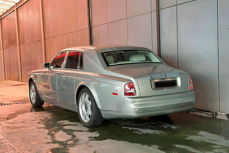 Tuy nhiên, nếu xét về đẳng cấp thương hiệu, động cơ V12 nguyên bản, thiết kế không lỗi thời và số km cực thấp, mức giá này vẫn được giới sưu tầm đánh giá là hợp lý.