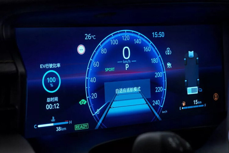 Màn hình cảm ứng trung tâm 12,3 inch, hỗ trợ kết nối điện thoại thông minh qua Apple CarPlay, Baidu CarLife và Huawei HiCar cũng được giữ lại trên xe. Một số phiên bản được trang bị chip Qualcomm 8155, bộ nhớ 12GB RAM và 128GB ROM, đảm bảo hệ thống vận hành mượt mà.