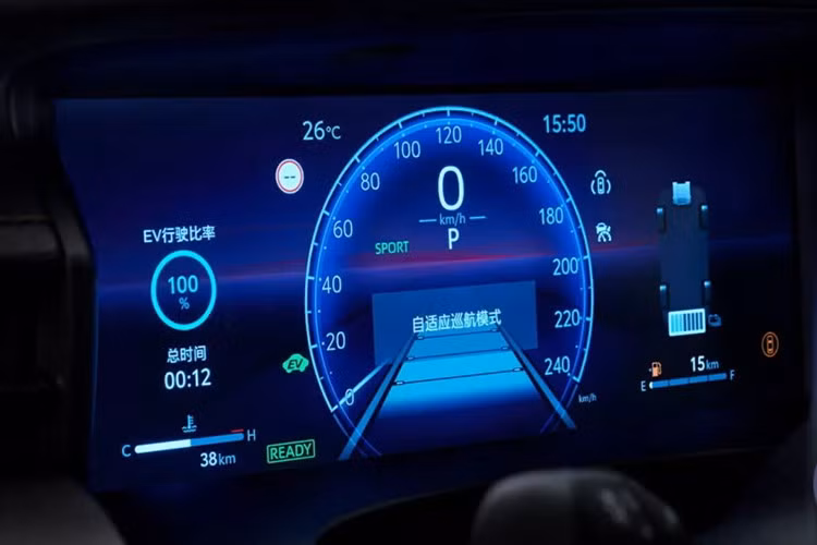 Màn hình cảm ứng trung tâm 12,3 inch, hỗ trợ kết nối điện thoại thông minh qua Apple CarPlay, Baidu CarLife và Huawei HiCar cũng được giữ lại trên xe. Một số phiên bản được trang bị chip Qualcomm 8155, bộ nhớ 12GB RAM và 128GB ROM, đảm bảo hệ thống vận hành mượt mà.