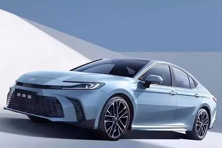 Một điểm mới của mẫu sedan hạng trung này là phiên bản 2.0L Hybrid Sport Lite với giá bán 191.800 Nhân dân tệ (671 triệu đồng). Thay đổi này giúp hạ thấp ngưỡng tiếp cận cho người dùng muốn sở hữu bản hybrid thể thao 2.0L của Toyota Camry.