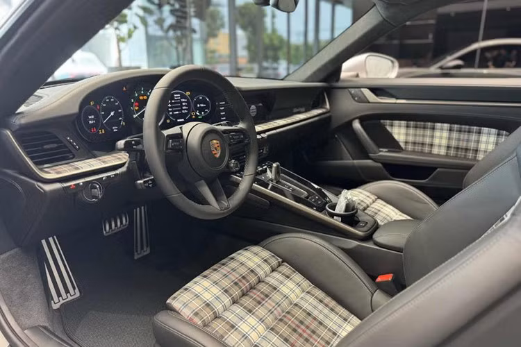 Xe được trang bị tiêu chuẩn gói Sport Chrono, mang đến cho chiếc Porsche 911 Turbo 50 Years nhiều tính năng như Launch Control, cần số lấy cảm hứng từ xe đua, đồng hồ analogue đo vòng đua, phím xoay chế độ lái trên vô lăng...