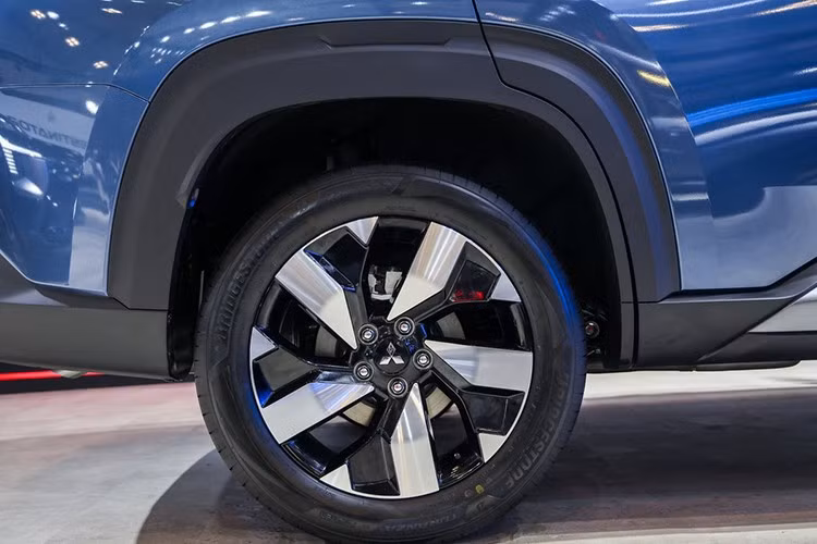 Mitsubishi Destinator được định vị ở phân khúc CUV hạng C, cạnh tranh với những đối thủ như Honda CR-V, Hyundai Tucson hay Mazda CX-5. Xe ra mắt toàn cầu vào ngày 17/7/2025, đánh dấu bước chuyển mình mạnh mẽ về thiết kế và công nghệ của Mitsubishi.