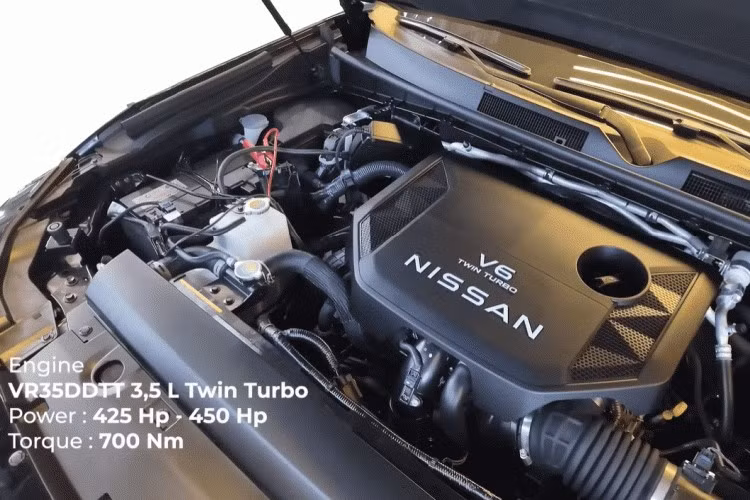 Nissan Patrol 2025 được trang bị động cơ V6 tăng áp kép 3.5L, phát triển trên nền tảng động cơ của mẫu xe thể thao Nissan GT-R. Khối động cơ này sản sinh công suất 425 mã lực và mô-men xoắn 700 Nm, mạnh hơn thế hệ cũ dùng máy V8 5.6L (tăng 25 mã lực và 140 Nm).