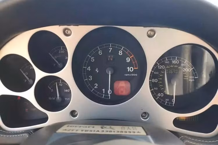 Quan trọng hơn, chiếc limousine này vẫn còn được trang bị động cơ V8 3.6L cho công suất 394 mã lực, mô-men xoắn 373Nm cùng hộp số tự động.