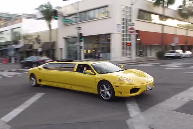 Chiếc Ferrari 360 Modena Limousine màu vàng rực rỡ này hiện đang được rao bán tại San Diego, California, chắc chắn sẽ thu hút mọi ánh nhìn.Tuy nhiên, theo nhiều người chơi xe nó sẽ khó kiếm "khách sộp" và Ferrari không thích điều này.