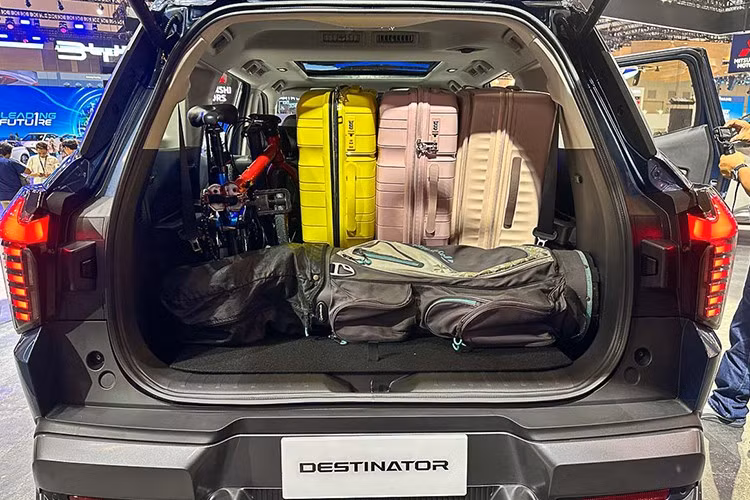 Hệ thống treo trên Destinator cũng được tinh chỉnh riêng để phù hợp với đặc điểm vận hành của khu vực Đông Nam Á, vốn có nhiều đoạn đường xấu, ổ gà hoặc địa hình hỗn hợp. Nhờ đó, xe mang lại cảm giác êm ái và ổn định, đặc biệt khi di chuyển cùng đầy đủ 7 hành khách.