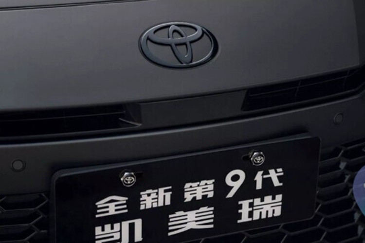 Trong đó, phiên bản 2.0L Hybrid Sport Lite mới được trang bị đầy đủ bộ body kit thể thao, gồm lưới tản nhiệt tổ ong, cản trước, cánh lướt gió màu đen và mâm hợp kim hiệu suất cao 18 inch.