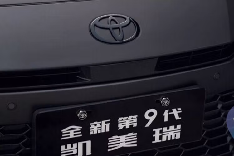 Trong đó, phiên bản 2.0L Hybrid Sport Lite mới được trang bị đầy đủ bộ body kit thể thao, gồm lưới tản nhiệt tổ ong, cản trước, cánh lướt gió màu đen và mâm hợp kim hiệu suất cao 18 inch.