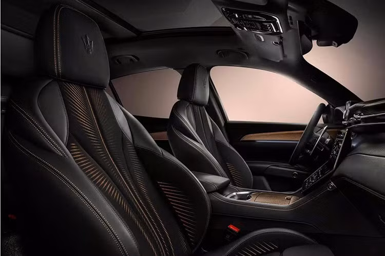 So với bản Grecale Trofeo sử dụng động cơ V6 3.0L mạnh 530 mã lực, bản Folgore nhỉnh hơn về thông số nhưng tăng tốc chậm hơn đôi chút (bản Trofeo mất 3,8 giây).