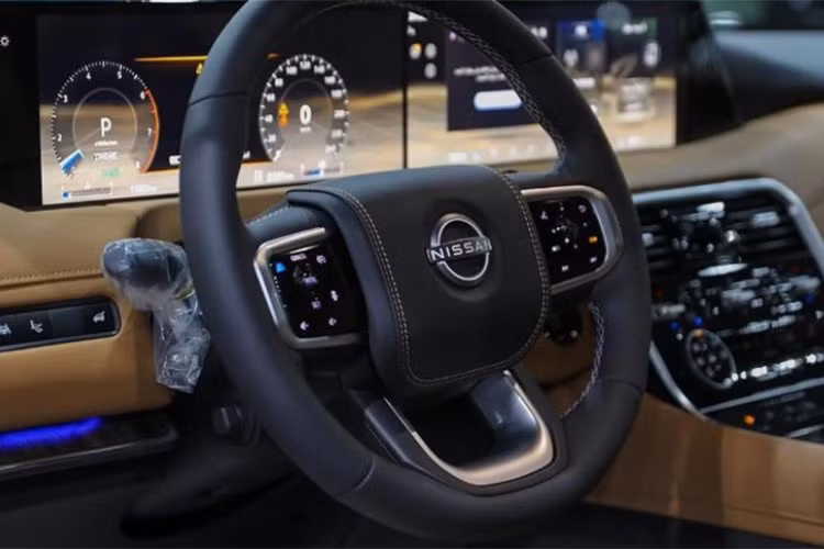 Là một SUV full-size, Nissan Patrol 2025 có không gian rộng rãi cho cả ba hàng ghế.Hàng ghế thứ hai đủ sức chứa ba người lớn mà vẫn thoải mái, được trang bị điều hòa độc lập và hai màn hình giải trí 12,8 inch gắn sau tựa đầu hàng ghế trước. Hàng ghế thứ ba cũng bất ngờ rộng rãi, phù hợp cho các chuyến đi xa có nhiều hành khách.