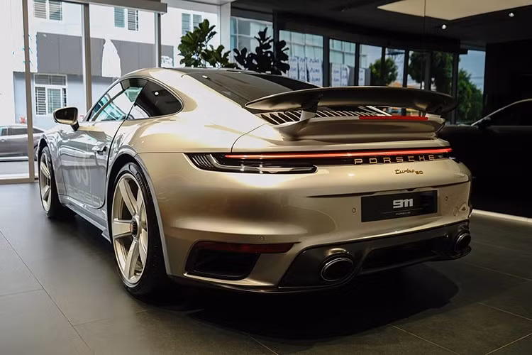 Xe đi kèm là hộp số ly hợp kép 8 cấp PDK và hệ dẫn động 4 bánh, mẫu xe Porsche 911 Turbo 50 Year có khả năng tăng tốc 0-100 km/h trong 2,7 giây với gói Sport Chrono và đạt tốc độ tối đa 330 km/h.