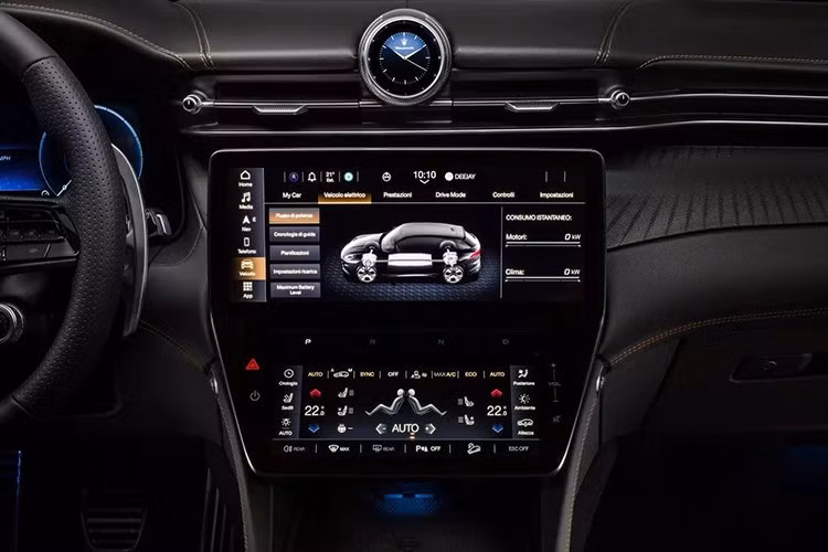 Theo thông tin từ thị trường quốc tế, Maserati Grecale Folgore được trang bị hai mô-tơ điện cho hệ dẫn động 4 bánh toàn thời gian. Tổng công suất đạt 550 mã lực, mô-men xoắn 820 Nm, cho khả năng tăng tốc 0-100 km/h trong 4,1 giây.