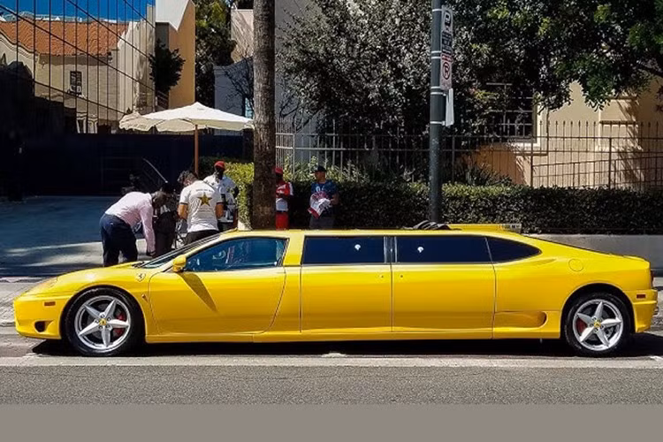 Hai bức ảnh nội thất cho thấy tương đối bình thường với một vài thay đổi nhỏ. Xe có thêm các công tắc phụ và một dây điện lớn ở chỗ để chân hành khách, có thể là một phần của hệ thống liên lạc nội bộ....