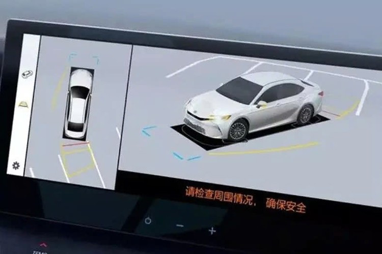 Toyota Camry 2026 vẫn sử dụng cần số cơ, vô lăng bọc da, ghế da pha da lộn, hàng ghế trước có tính năng sưởi/làm mát. Ở phiên bản mới, xe đã được bổ sung đèn viền nội thất 64 màu, hệ thống khuếch tán tinh dầu thông minh và bảng trang trí họa tiết IP giúp tăng cảm giác cao cấp.