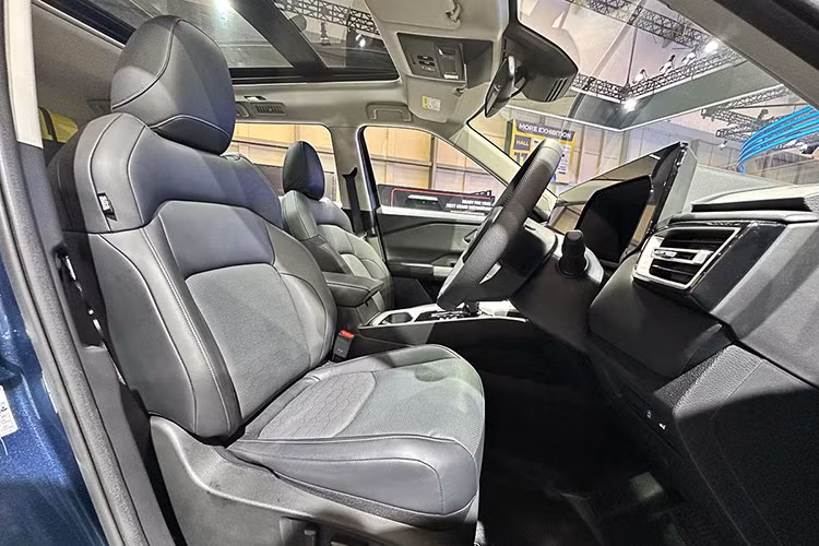 Mitsubishi Destinator có không gian nội thất rộng rãi, thoải mái với hàng loạt trang bị tiện nghi đáng chú ý, như cửa sổ trời toàn cảnh Panoramic chỉnh điện, hệ thống đèn viền nội thất đa sắc với 64 tùy chọn màu, bảng điều khiển trung tâm thiết kế đối xứng đi kèm màn hình cảm ứng 12,3 inch và cụm đồng hồ kỹ thuật số 8 inch.