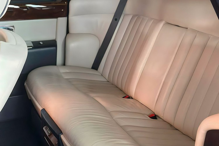 Kết hợp với hộp số tự động 6 cấp, mẫu xe siêu sang này vẫn đảm bảo khả năng vận hành mượt mà và êm ái, đúng chất của một "du thuyền mặt đất" mà Rolls-Royce từng mô tả.