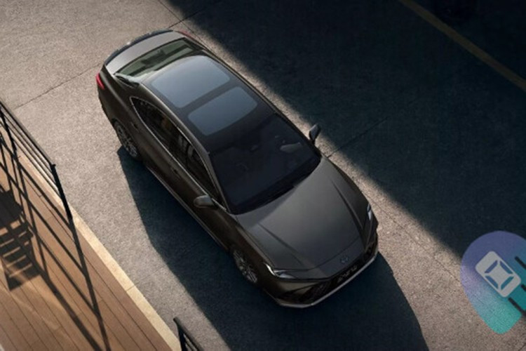 Tại thị trường Trung Quốc, Toyota Camry 2026 có 3 tùy chọn động cơ. Đầu tiên là động cơ xăng 2.0L, cho công suất tối đa 127 kW và mô-men xoắn cực đại 206 Nm. Động cơ đi kèm hộp số CVT, tiêu thụ lượng nhiên liệu trung bình là 5,81 lít/100 km.