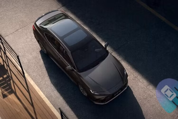 Tại thị trường Trung Quốc, Toyota Camry 2026 có 3 tùy chọn động cơ. Đầu tiên là động cơ xăng 2.0L, cho công suất tối đa 127 kW và mô-men xoắn cực đại 206 Nm. Động cơ đi kèm hộp số CVT, tiêu thụ lượng nhiên liệu trung bình là 5,81 lít/100 km.