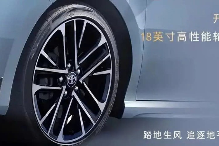 Ngoại thất của Toyota Camry 2026 dành cho thị trường Trung Quốc vẫn giữ nguyên thiết kế tổng thể so với bản hiện tại, mang phong cách khí động lực học với kiểu dáng thể thao.