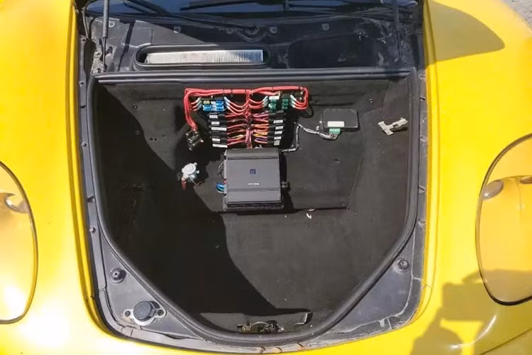 Xe có kèm chìa khóa, và thân xe trông có vẻ khá tốt. Rõ ràng có một vài vết lõm, vài vết xước và khá nhiều bụi bẩn trên xe, nhưng hầu hết đều không đáng kể.