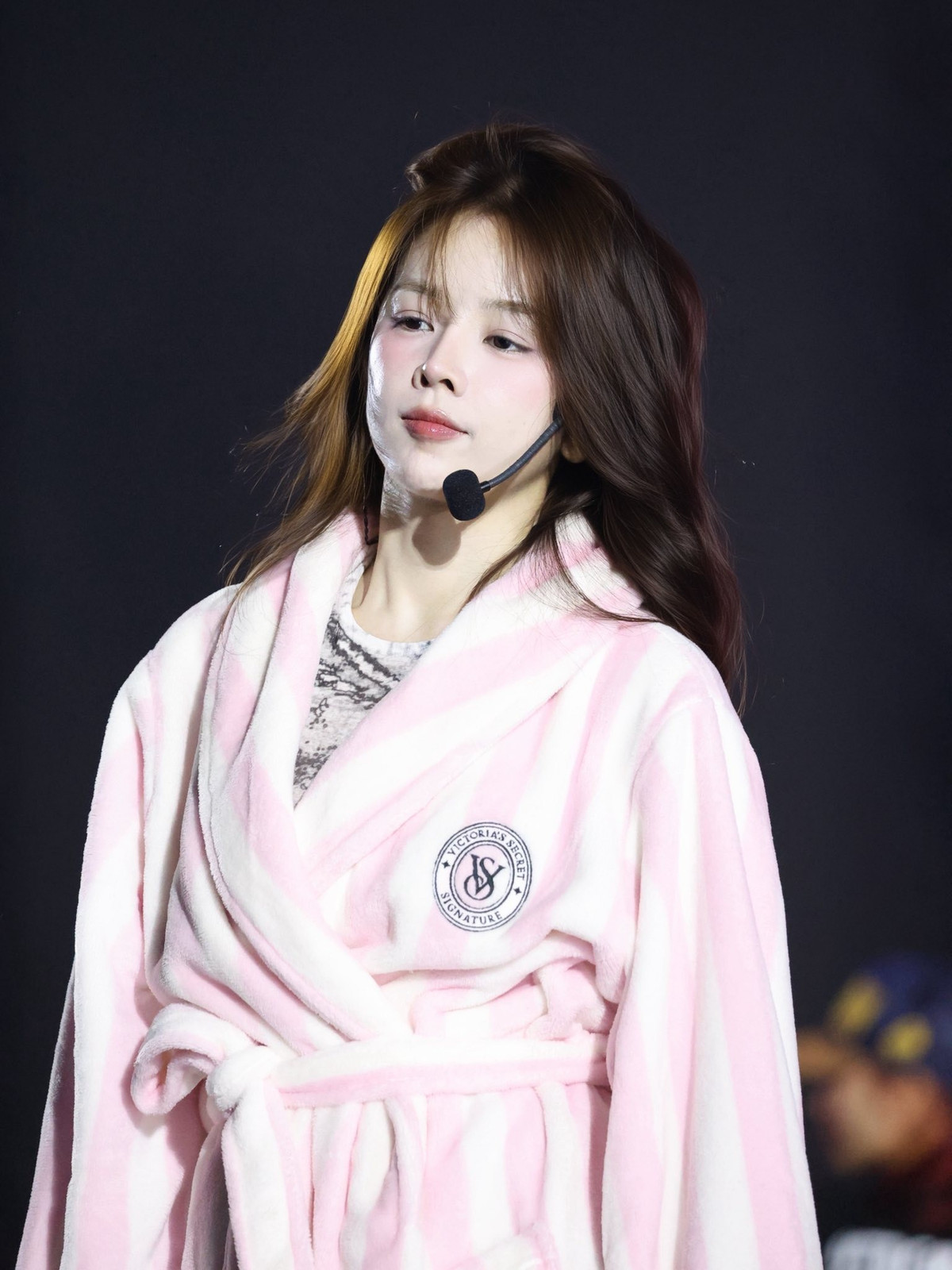 Không chỉ đẹp ở ngoại hình, DJ Mie còn gây ấn tượng bởi phong thái làm việc nghiêm túc trong buổi rehearsal. Những khoảnh khắc khoanh tay quan sát, lắng nghe hay che nắng khi tập ngoài trời cho thấy sự tập trung và tinh thần trách nhiệm cao với sân khấu. Chính sự kết hợp giữa vẻ ngoài xinh xắn và thái độ chuyên nghiệp đã tạo nên sức hút rất riêng của nữ DJ sinh năm 1995.