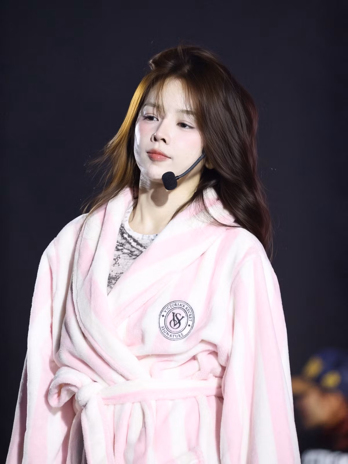 Không chỉ đẹp ở ngoại hình, DJ Mie còn gây ấn tượng bởi phong thái làm việc nghiêm túc trong buổi rehearsal. Những khoảnh khắc khoanh tay quan sát, lắng nghe hay che nắng khi tập ngoài trời cho thấy sự tập trung và tinh thần trách nhiệm cao với sân khấu. Chính sự kết hợp giữa vẻ ngoài xinh xắn và thái độ chuyên nghiệp đã tạo nên sức hút rất riêng của nữ DJ sinh năm 1995.