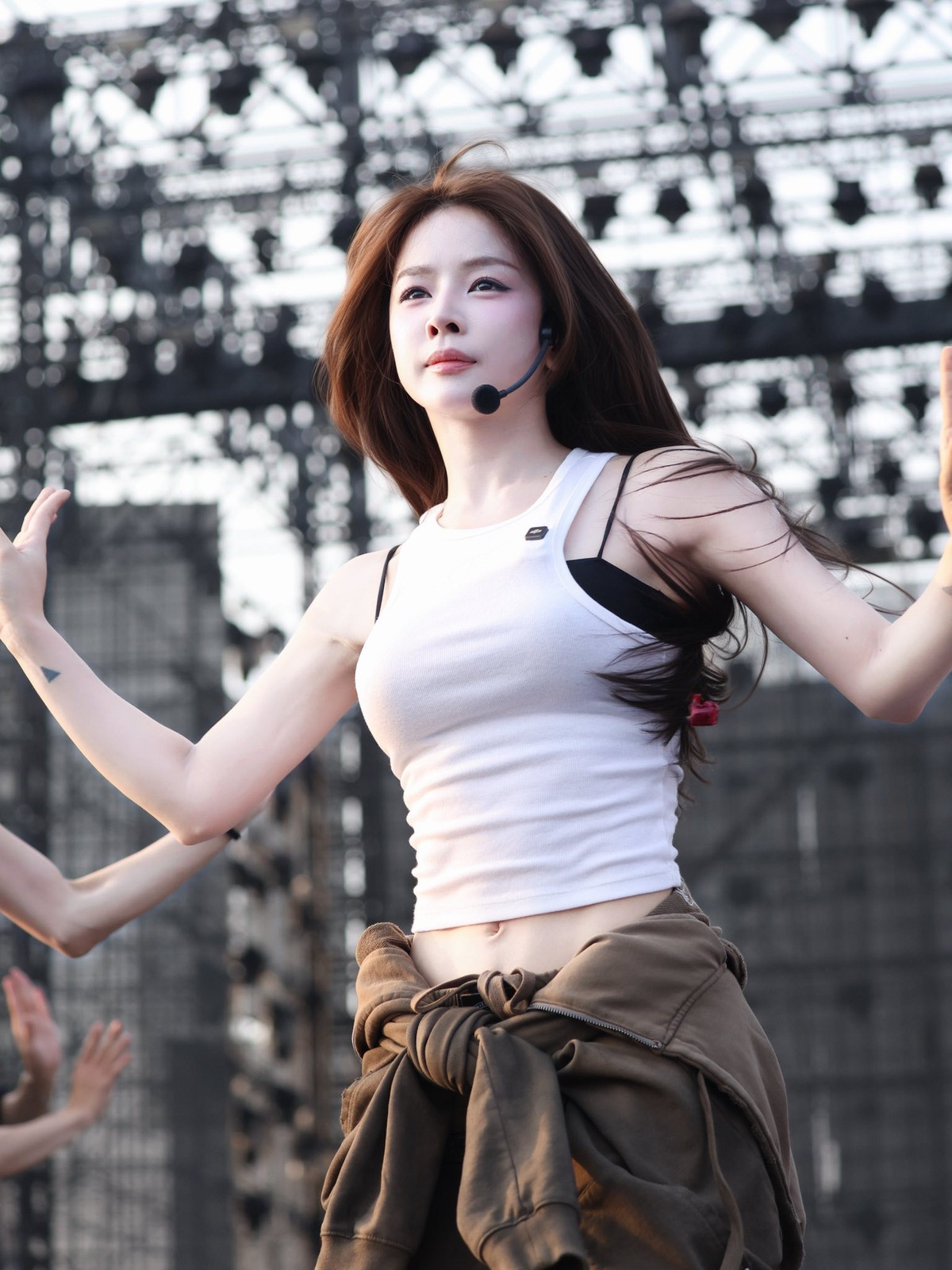 Không cần ánh đèn sân khấu rực rỡ hay trang phục biểu diễn cầu kỳ, DJ Mie (Trương Tiểu My) vẫn ghi điểm tuyệt đối bằng nhan sắc tự nhiên và thần thái chuyên nghiệp khi làm việc.