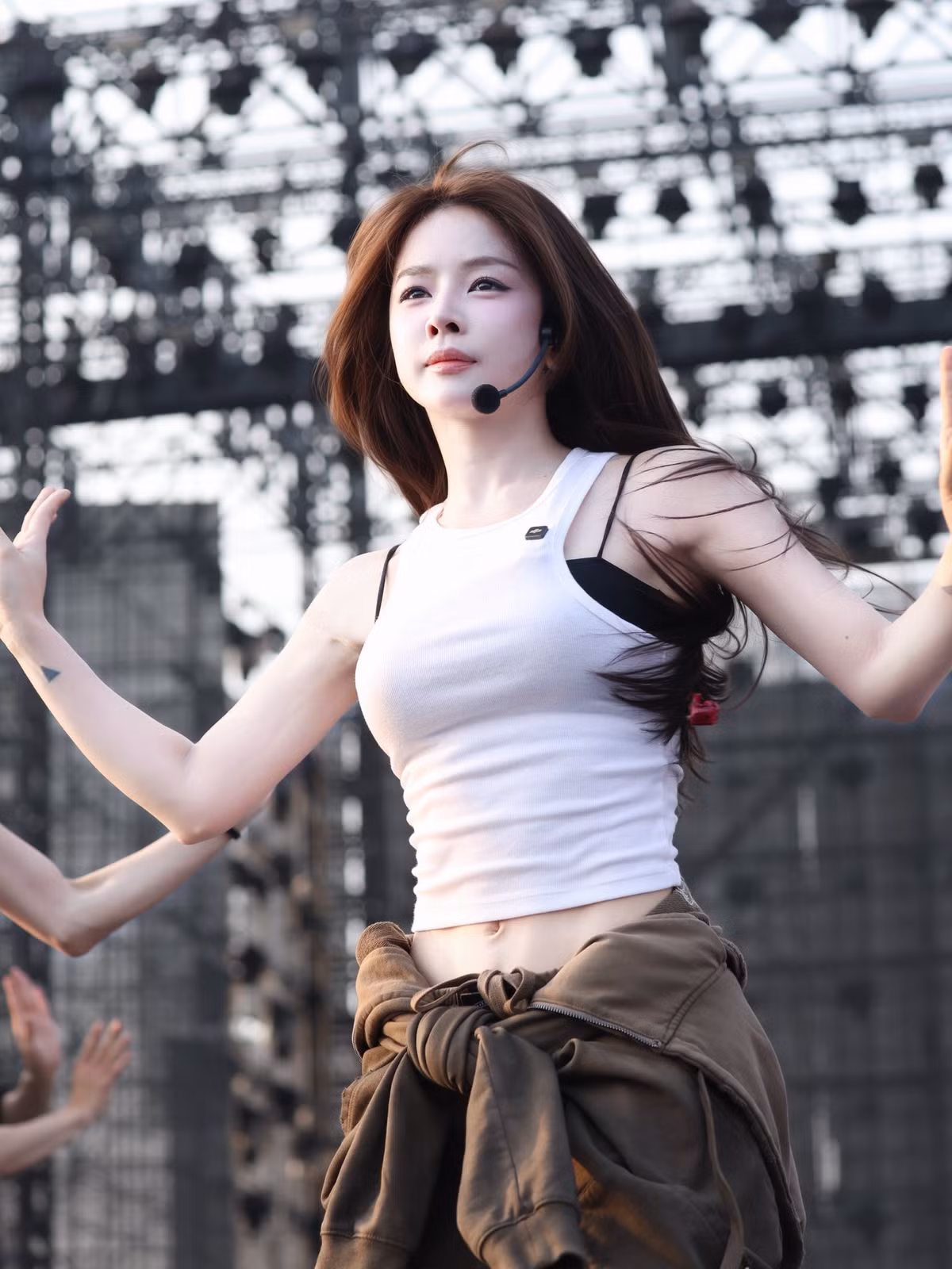 Không cần ánh đèn sân khấu rực rỡ hay trang phục biểu diễn cầu kỳ, DJ Mie (Trương Tiểu My) vẫn ghi điểm tuyệt đối bằng nhan sắc tự nhiên và thần thái chuyên nghiệp khi làm việc.