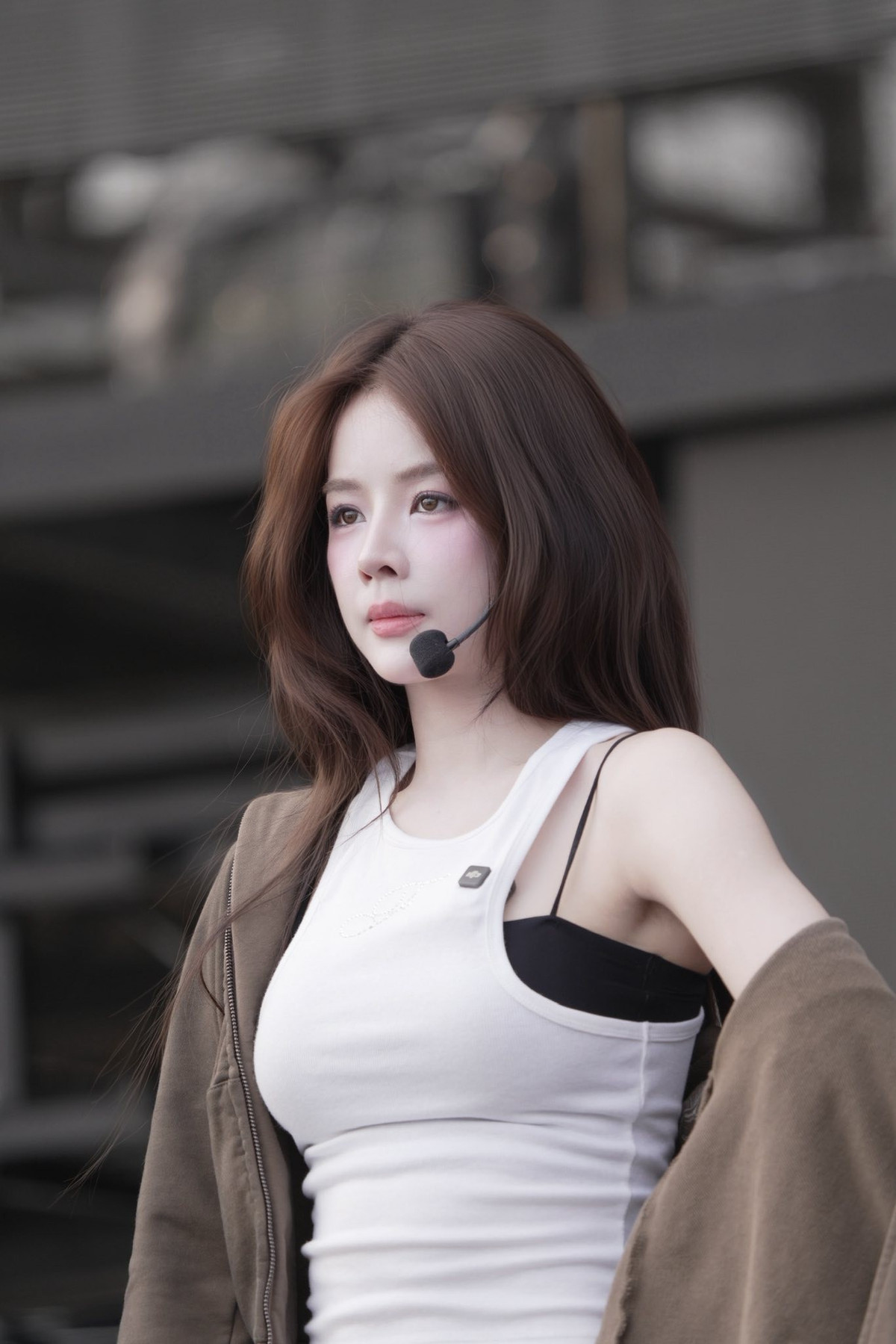 Xuất hiện trên sân khấu tập luyện, DJ Mie diện trang phục đơn giản với áo tank top trắng kết hợp cùng quần thể thao năng động, khoác hờ áo ngoài. Phong cách tối giản giúp tôn lên vóc dáng gọn gàng, khỏe khoắn, đồng thời mang đến cảm giác gần gũi, đời thường.