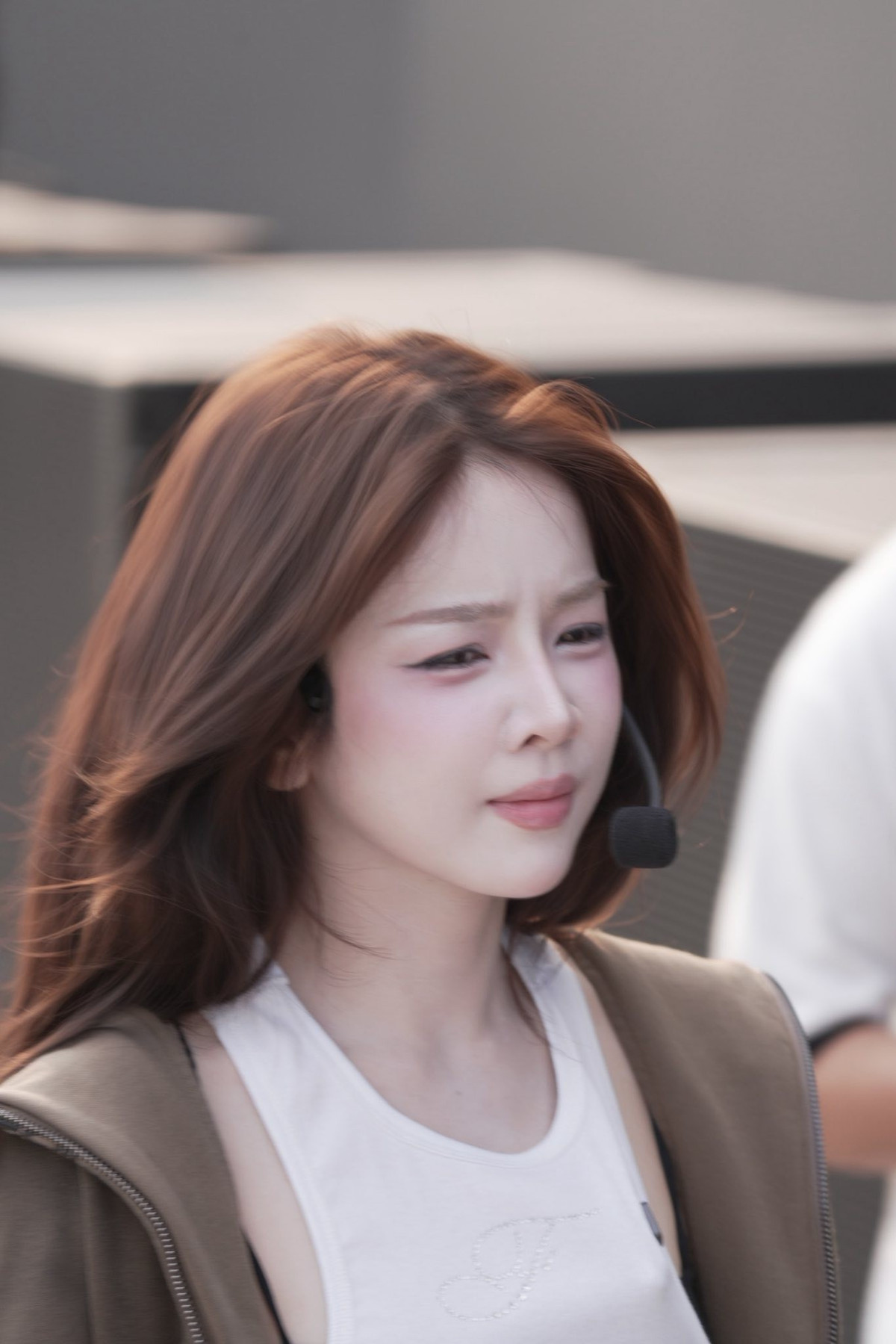 Ở những khung hình cận cảnh, nhan sắc của DJ Mie càng trở nên nổi bật. Gương mặt nhỏ nhắn, đường nét hài hòa cùng làn da trắng mịn mang đến cảm giác mong manh, thuần khiết. Đôi mắt to tròn, ánh nhìn trong veo nhưng không kém phần sắc sảo giúp cô toát lên thần thái vừa dịu dàng vừa mạnh mẽ.