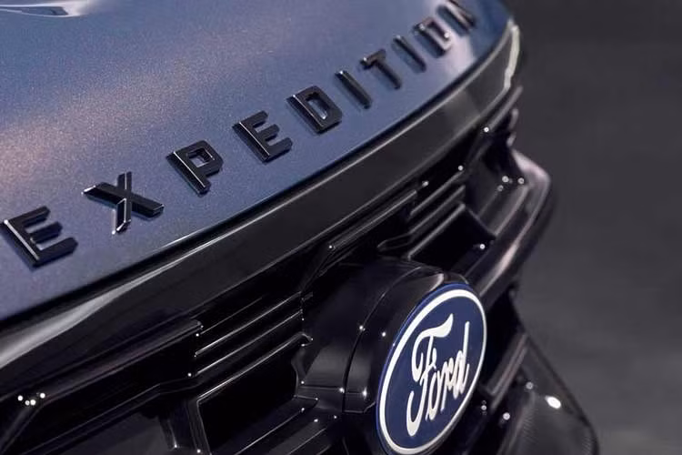 Phiên bản này tiếp tục kế thừa các chi tiết đặc trưng của gói stealth như viền đèn pha màu đen, dòng chữ Expedition sơn đen trên nắp capo, cùng các điểm nhấn Carbon Black và viền cửa sổ tối màu, tạo nên tổng thể mạnh mẽ và hiện đại.