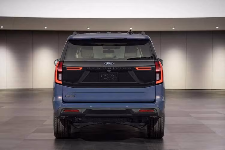 Về vận hành, Ford Expedition 2027 vẫn sử dụng động cơ EcoBoost V6 3.5L quen thuộc, cho công suất 400 mã lực và mô-men xoắn 650 Nm. Ngoài ra, xe còn có tùy chọn động cơ hiệu suất cao với công suất 440 mã lực và 691 Nm, tuy nhiên hiện chưa rõ biến thể này có được áp dụng cho phiên bản kỷ niệm hay không.