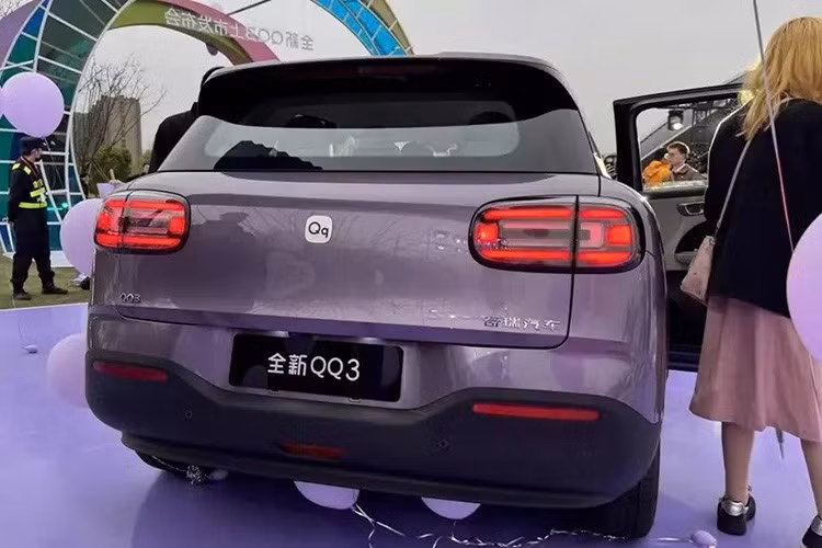 Kích thước dài x rộng x cao của Chery QQ3 chạy điện lần lượt là 4.195 x 1.811 x 1.573 mm và chiều dài cơ sở 2.700 mm. Như vậy, mẫu xe này sở hữu chiều dài như xe hạng A nhưng chiều dài cơ sở lại ngang ngửa xe cỡ C.