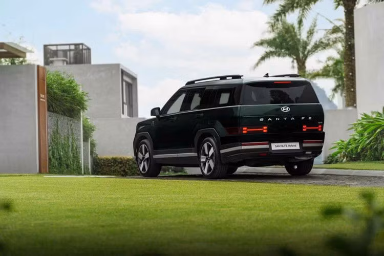 Phiên bản PHEV cho khả năng vận hành êm ái và linh hoạt dù xe khá nặng, tuy nhiên phạm vi chạy điện 53 km không quá nổi bật. Dẫu vậy, SantaFe vẫn là lựa chọn đáng cân nhắc cho người dùng đang tìm kiếm một chiếc SUV hybrid 7 chỗ rộng rãi.