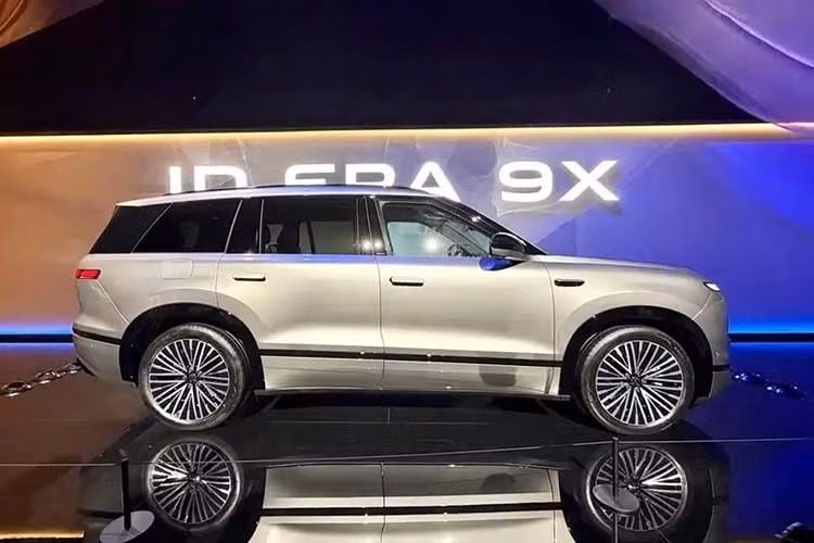 Volkswagen ID. Era 9X sở hữu kích thước dài x rộng x cao lần lượt 5.207 x 1.997 x 1.810 mm và chiều dài cơ sở đạt 3.070 mm. Như vậy, xe dài hơn 26 mm so với đồng hương BMW X7 và cạnh tranh với các đối thủ tại thị trường nội địa Trung Quốc như Li Auto L9, Aito M9, Denza D9 và Lynk &amp; Co 900.