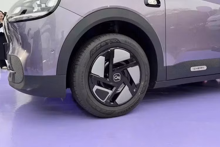 Mẫu ôtô điện Trung Quốc này có 6 tùy chọn màu sắc ngoại thất cùng các tùy chọn nóc xe cá nhân hóa. Trong khi đó, khoang nội thất có hai tông màu đen và xanh lá, tích hợp hệ thống khoang lái AI Lingxi của Chery.