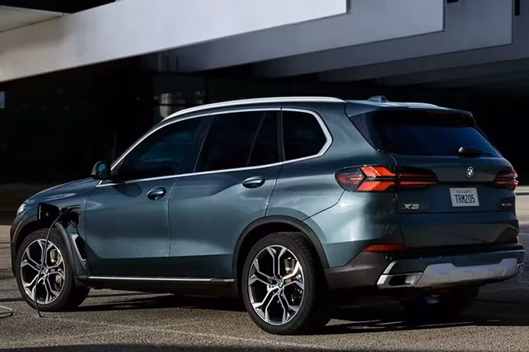 Phiên bản PHEV tuỳ chọn xDrive50e ấn tượng, kết hợp động cơ xăng 1.5L tăng áp ba xi-lanh với mô-tơ điện cho tổng công suất 483 mã lực. Autocar đánh giá mẫu X5 có khoang nội thất rộng rãi trong phân khúc, khả năng vận hành chính xác, nhưng hệ thống giải trí chưa thật sự tốt.