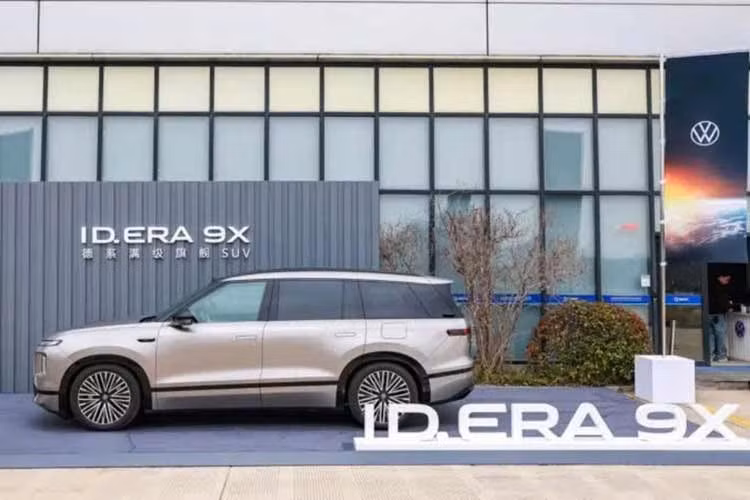 Phiên bản cao cấp nhất sở hữu công suất 380 kW (khoảng 510 mã lực) và thời gian tăng tốc từ 0-100 km/h trong 5,6 giây, sử dụng pin 65,2 kWh, cho phạm vi chạy thuần điện 406 km và tổng quãng đường di chuyển 1.651 km. Xe được xây dựng trên nền tảng điện áp cao 800V sử dụng công nghệ silicon carbide, hỗ trợ sạc nhanh. Do đó, xe chỉ mất 16,5 phút để sạc pin từ 10% lên 80%.