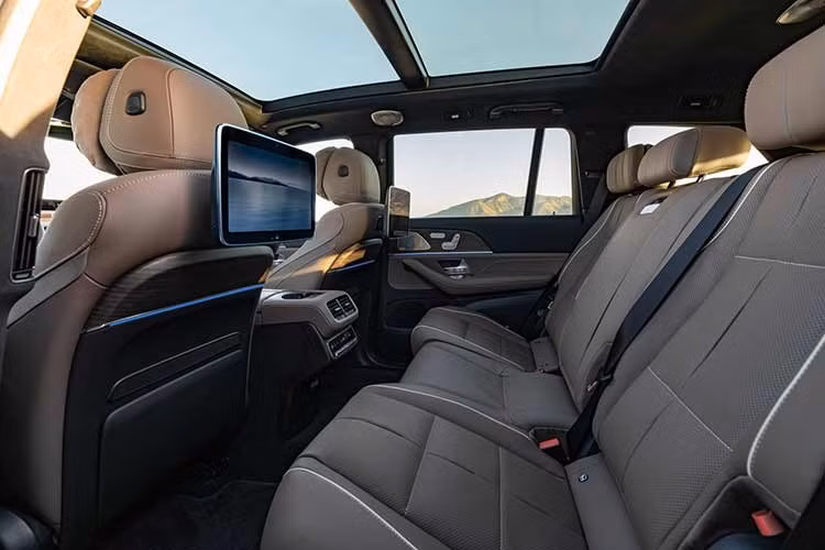 Hệ thống hỗ trợ cập nhật phần mềm OTA trong nhiều năm và tích hợp trí tuệ nhân tạo, giúp trợ lý ảo MBUX có khả năng giao tiếp linh hoạt hơn Về an toàn và hỗ trợ lái, GLS facelift được trang bị hệ thống cảm biến dày đặc gồm 10 camera, tối đa 5 radar và 12 cảm biến siêu âm.