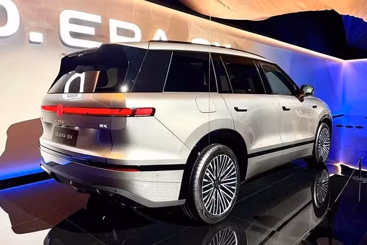 Sở hữu thiết kế vuông vức và hiện đại, tân binh nhà Volkswagen được trang bị hốc hút gió chủ động, cụm đèn trước tách rời, cảm biến LiDAR trên nóc, tay nắm cửa ẩn cùng dải đèn hậu liền mạch hai bên. Các trang bị đáng chú ý khác gồm cửa tự hít, bậc lên xuống chỉnh điện và mâm đa chấu.