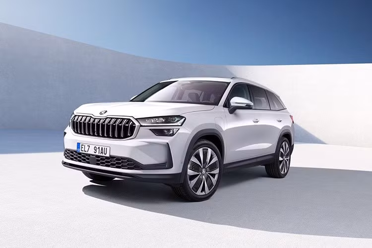 Skoda Kodiaq ﻿Mẫu SUV Kodiaq phiên bản PHEV sở hữu phạm vi chạy điện 112 km, vượt trội trong phân khúc của mình. Xe có thiết kế cao ráo, giúp tối ưu sự rộng rãi và tính thực dụng của cabin.