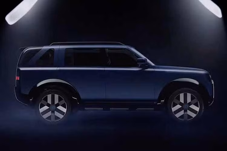 Quan sát kỹ hơn, chúng ta sẽ thấy các chi tiết gợi nhớ rõ ràng đến thế hệ cũ. Cột D nghiêng là điểm nhấn đặc trưng của Freelander 3 cửa ra đời năm 1997 - thời điểm mẫu xe này từng có cả phiên bản mui mềm. Trong khi đó, phần ốp đen dưới đèn pha và cụm đèn LED dạng điểm ảnh (pixel) lại gợi nhớ đến bản nâng cấp của Freelander năm 2003.