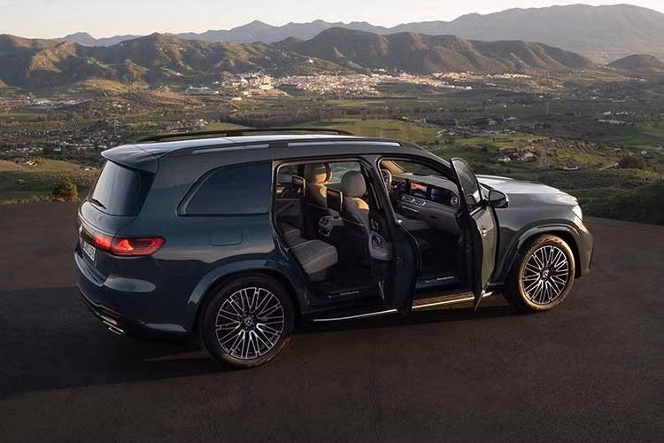 GLS tiếp tục nhấn mạnh yếu tố tiện nghi với gói Rear Comfort Package Plus, bao gồm ghế đa hướng tích hợp massage, hệ thống giải trí riêng với hai màn hình 11,6 inch và bộ điều khiển MBUX dạng tháo rời. Xe cũng trang bị các tiện ích như rèm điện, điều hòa đa vùng và khả năng điều chỉnh ghế trước từ hàng ghế sau nhằm tối ưu không gian.