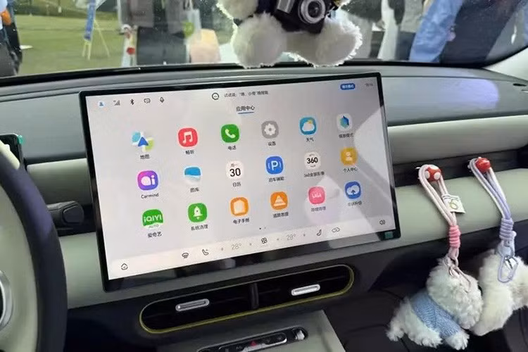 Bên cạnh đó là trợ lý ảo với trí thông minh nhân tạo AI Carmind và hỗ trợ tương tác giọng nói. Các tính năng kết nối của xe gồm Apple CarPlay, Huawei HiCar và Carlink. Các trang bị nội thất nổi bật khác của Chery QQ3 gồm có ghế trước sưởi/thông gió, gương thông minh điều chỉnh màu theo nhiệt độ...