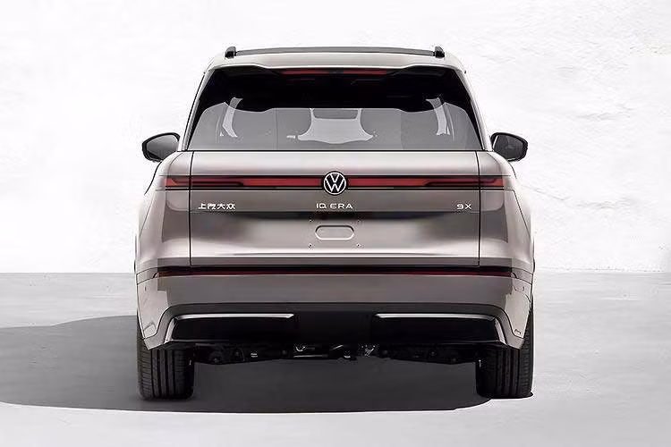 Volkswagen hiện cũng đã đăng ký phiên bản dẫn động cầu sau RWD với 1 mô-tơ điện mạnh 220 kW (khoảng 295 mã lực) cho xe. Tuy nhiên, phiên bản RWD vẫn chưa được giới thiệu trong đợt mở bán lần này. Những trang bị đáng chú ý còn lại của Volkswagen ID. Era 9X gồm hệ thống đánh lái bánh sau tiêu chuẩn, cho bán kính quay đầu chỉ 4,85 mét, nhỏ hơn cả Mini Hatch 3 cửa.